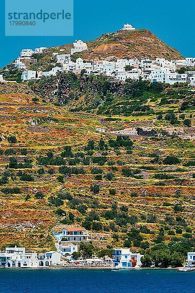 Die Dörfer Klima und Plaka mit weiß getünchten traditionellen Häusern  orthodoxer Kirche und Windmühlen auf der Insel Milos  Griechenland  Europa