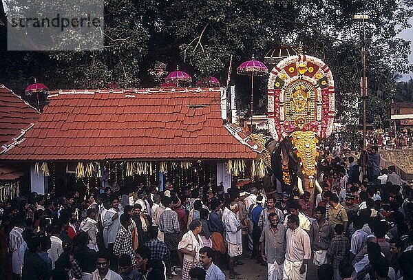 Vallanghy Nenmara Vela Festival in der Nähe von Palakkad oder Palghat  Kerala  Indien  Asien