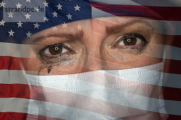 Weinend gestresst weibliche Arzt oder Krankenschwester trägt medizinische Gesichtsmaske auf geisterhafte amerikanische Flagge Hintergrund