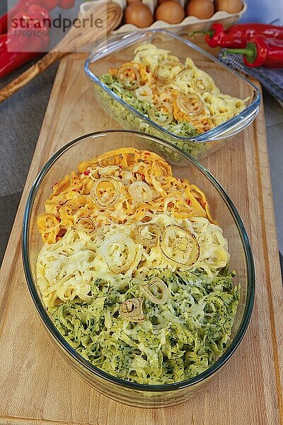 Schwäbische Küche  Spätzle-Auflauf  dreierlei Spätzle mit Käse überbacken  Spätzle klassisch  mit Spinat und mit roter Paprika  geschmälzte Zwiebelringe  Mehlspeise  Eier  rote Paprika  Holzkochlöffel  Rührlöffel  typisch Schwäbisch  handgeschabte Spätzle  aus dem Ofen  Auflaufform  Holzbrett  Traditionsküche  vegetarisch  Foodfotografie  Studio  Deutschland  Europa