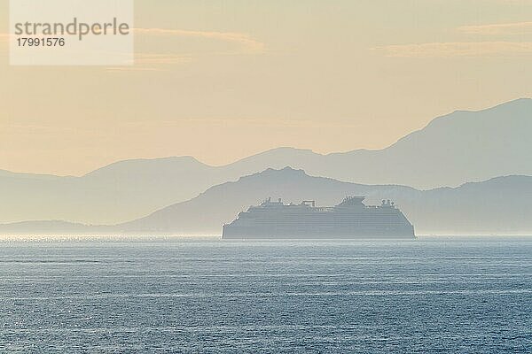 Silhouette eines Kreuzfahrtschiffes im Dunst des Mittelmeeres  Ägäis  Griechenland  Europa