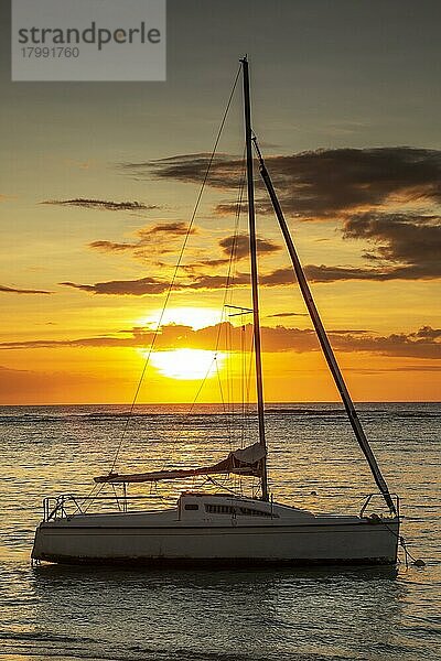 Yacht am öffentlichen Strand von Albion bei Sonnenuntergang im Westen der Republik Mauritius  Ostafrika