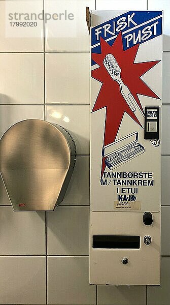 Handtrockner und Automat für Zahnbürsten in einer Toilette  Norwegen  Europa