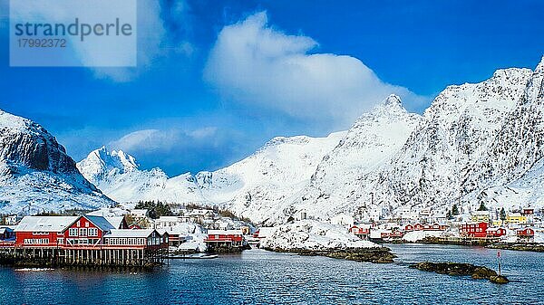 Traditionelles Fischerdorf A auf den Lofoten  Norwegen  mit roten Rorbu-Häusern. Mit Schnee im Winter  Europa