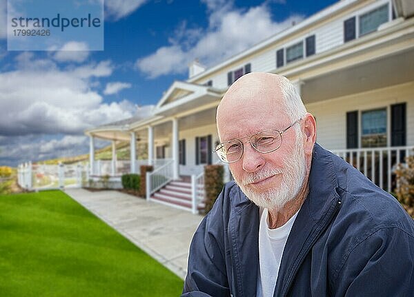 Älterer erwachsener Mann vor einem schönen Haus