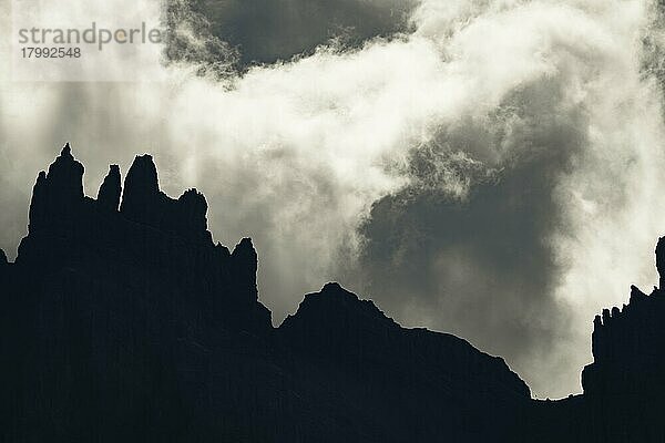 Gipfeldetail der Kalkkögel im Gegenlicht  mit dramatischen Wolken  Sellrain  Innsbruck  Tirol  Österreich  Europa