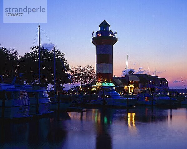 USA  South Carolina  Hilton Head Island  lighthouse  Harbour Town  Hafenstadt mit Leuchtturm (1970) nachts  Dämmerung  Abendstimmung  Sonnenuntergang  Nordamerika