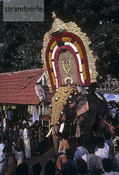 Vallanghy Nenmara Vela Festival in der Nähe von Palakkad oder Palghat  Kerala  Indien  Asien