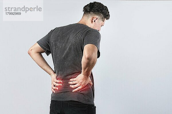 Mann mit Wirbelsäulenproblemen  Person mit Rückenproblemen auf isoliertem Hintergrund  Konzept für Lendenwirbelprobleme  ein wütender Mann mit Rückenschmerzen