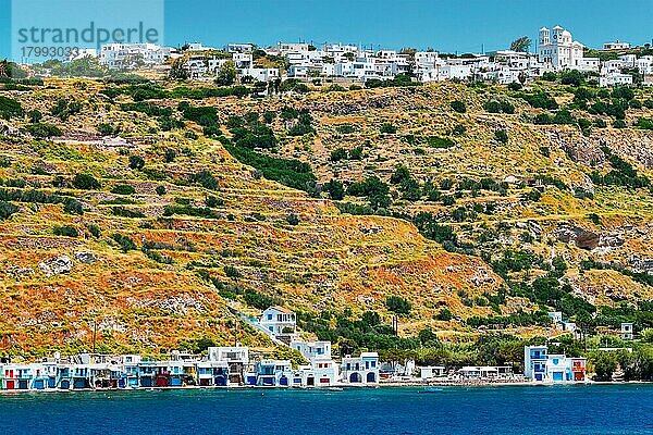 Die Dörfer Klima und Plaka mit weiß getünchten traditionellen Häusern  orthodoxer Kirche und Windmühlen auf der Insel Milos  Griechenland  Europa