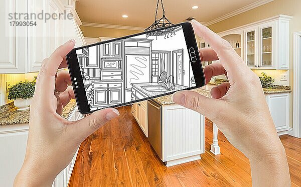 Die Hände halten ein Smartphone  auf dem eine Zeichnung einer individuellen Küche abgebildet ist