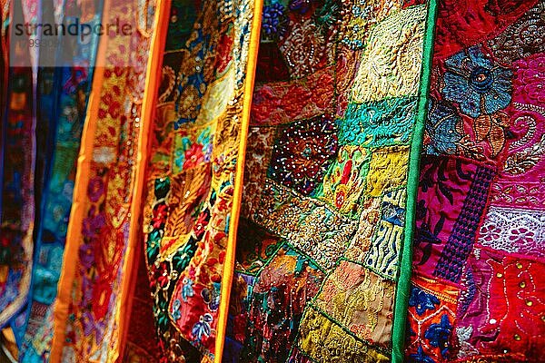 Indischer Patchwork-Stoff mit traditionellen indischen Mustern in Großaufnahme  Jasialmer  Radjasthan  Indien Exotischer Patchwork-Quilt