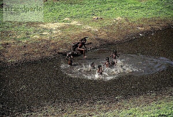Stammesangehörige Kinder genießen ein Bad in Balle  Kabini  Karnataka  Indien  Asien