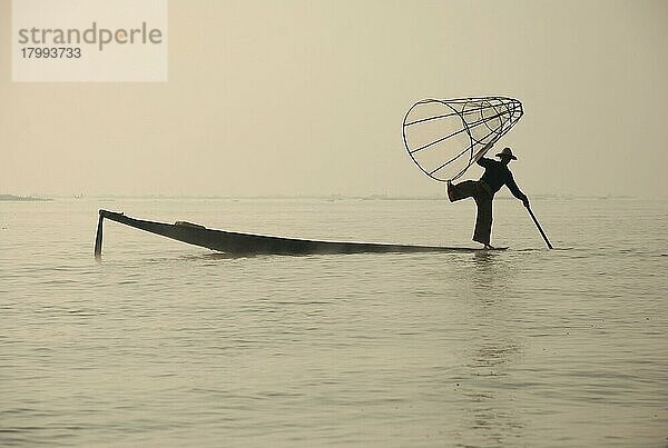 Traditioneller Fischer mit Fischreuse im Boot  Inle-See  Shan-Staat  Myanmar  Januar  Asien