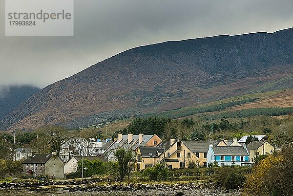 Ansicht eines Küstendorfes  Cloghane  Halbinsel Dingle  Grafschaft Kerry  Munster  Irland  November  Europa