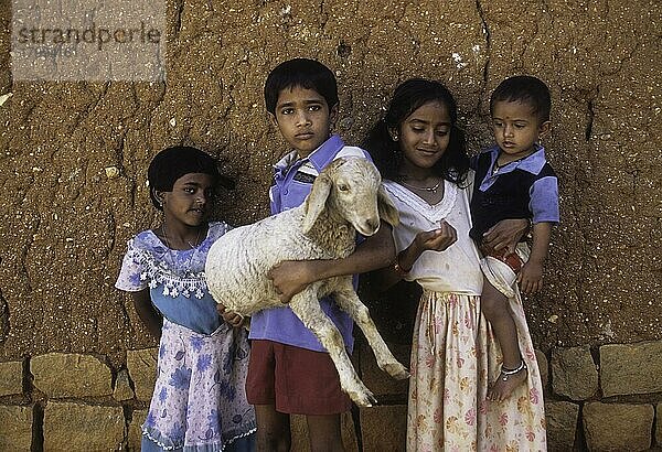 Kinder mit Lamm  Karnataka. Indien