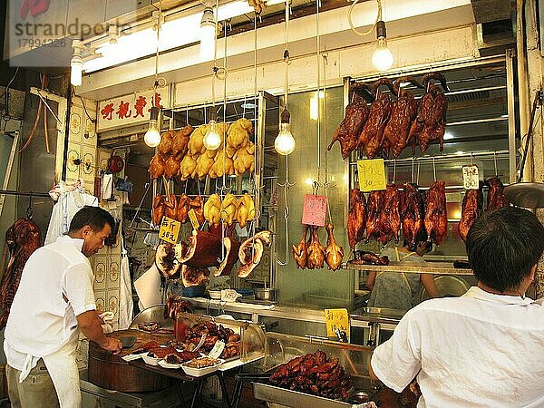 Mann bereitet Fleisch und Geflügel im Café vor  Kowloon  Hongkong  China  Asien
