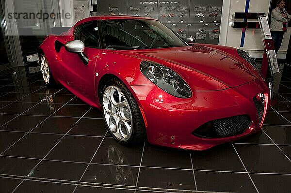 Alfa Romeo 4c  italienischer Sportwagen  rot  coupe  Verkaufsausstellung  Praesenation  Vorführung