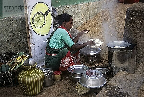 Eine alte Frau bereitet Idlis zu  Idlis am Straßenrand in Madurai  Tamil Nadu  Indien  Asien