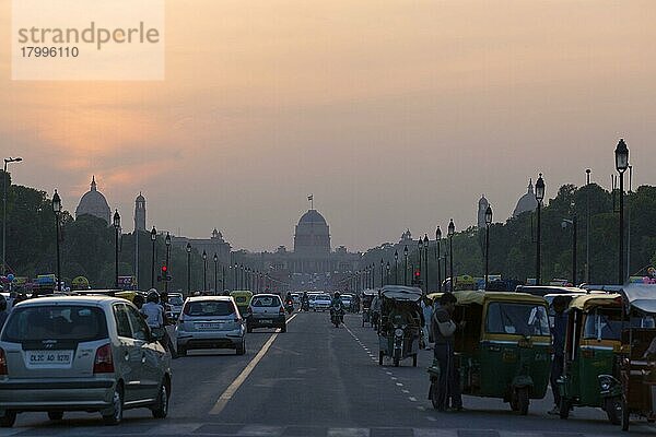 Ansicht einer Straße mit Verkehr und Regierungsgebäuden in der Abenddämmerung  Neu-Delhi  Delhi  Indien  März  Asien