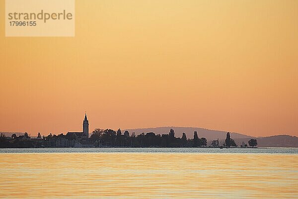 Kirche und Hafen von Romanshorn im Abendlicht  Aussicht von Arbon über den Bodensee