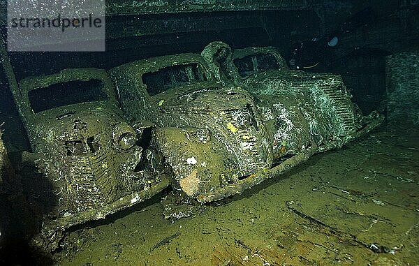 Alte FIAT Autos  dreißiger Jahre  Wrack Umbria  Militärfrachter  Frachter  gesunken 1941  Wingate Reef  Port Sudan  Sudan  Port Sudan  Afrika