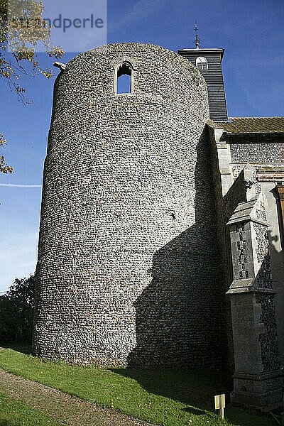 Ansicht der Kirche mit normannischem Rundturm  größter normannischer Rundturm im Land  St. Mary's Church  Wortham  Suffolk  England  Oktober
