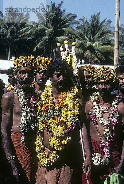 Teilnehmer des Feuerlauffestes im Masaniamman-Tempel in Anaimalai  Tamil Nadu  Indien  Asien