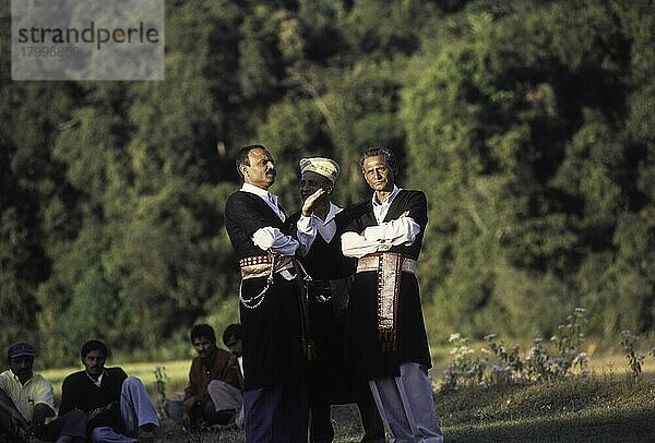 Kodavas in ihrer traditionellen Kleidung in Madikeri  Mercara in Kodagu  Coorg  Karnataka  Indien  Asien