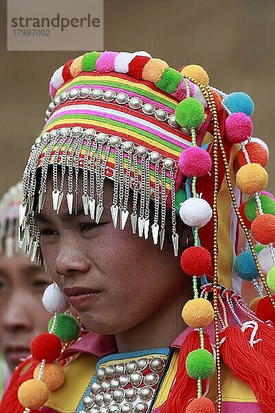 Stamm der ethnischen Minderheit der Lisu  Tänzerin in traditioneller Kleidung  Nahaufnahme des Kopfes  Husa  West-Yunnan  China  Marsch  Asien