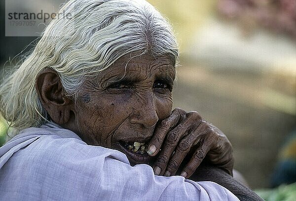 Eine alte Dame sitzt in Anaikatty  Tamil Nadu  Indien  Asien