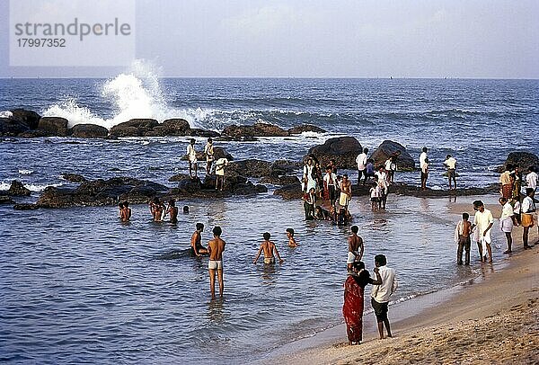 Menschen  die sich im Meerwasser an den Ufern der drei Ozeane in Kanyakumari  Tamil Nadu  Indien  vergnügen  Asien