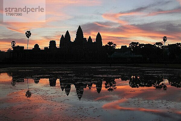 Khmer-Tempel als Silhouette bei Sonnenaufgang  Haupttempel  Angkor Wat  Siem Reap  Kambodscha  Dezember  Asien