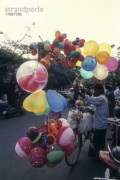 Ein traditioneller Ballonverkäufer verkauft Ballons vor dem VOC Park  Coimbatore  Tamil Nadu  Indien  Asien