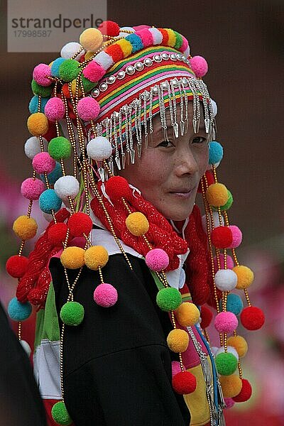 Stamm der ethnischen Minderheit der Lisu  Tänzerin in traditioneller Kleidung  Husa  West-Yunnan  China  Marsch  Asien