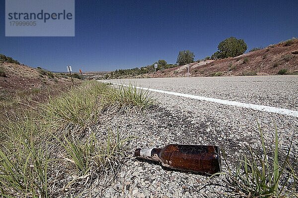 Glasflasche am Straßenrand abgeladen  Gefahr für Wildtiere und Feuer