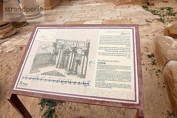 Touristeninformation  Temenos-Tor aus römischer Zeit  Archäologischer Park Petra  Jordanien  Kleinasien  Asien