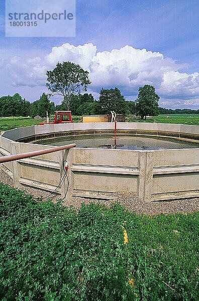 Betonseitige Gülle-Lagune auf dem Bauernhof  Schweden  Europa