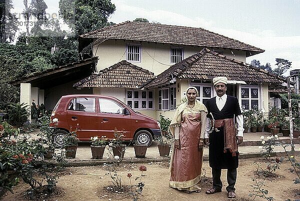 Kodava-Paar in traditionellem Haus vor seinem Haus  Kodagu Coorg  Karnataka  Indien  Asien