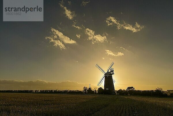 Ansicht der Turmmühle als Silhouette am späten Abend  Windmühle Burnham Overy Staithe  Burnham Overy Staithe  Norfolk  England  Dezember