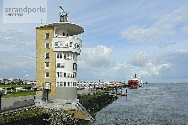 Radarturm an der Alten Liebe  Hafen  Cuxhaven  Juli  Niedersachsen  Deutschland  Europa