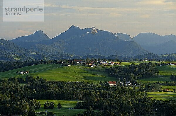 Blick vom Aussichtsturm auf Ratzinger Höhe in Richtung Parnsberg  August  Rimsting  Chiemgau  Bayern  Deutschland  Europa