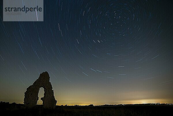 Kirchenruinen und Sternenpfade bei Nacht  Midley Church  Romney Marsh  Kent  England  September