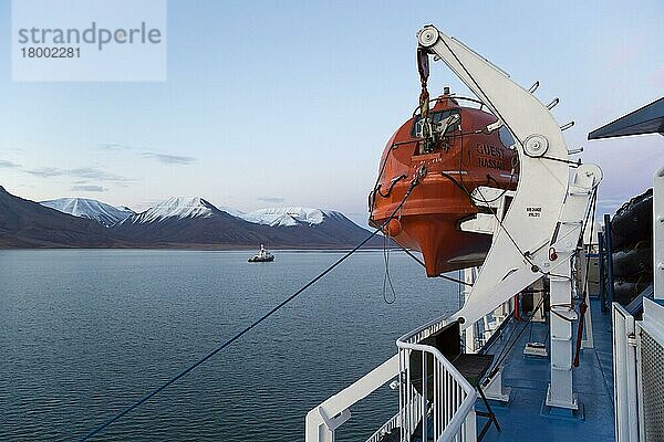 Eisbrecher-Kreuzfahrtschiff MS Quest mit Rettungsboot  Longyearbyen  Spitzbergen  Svalbard  September