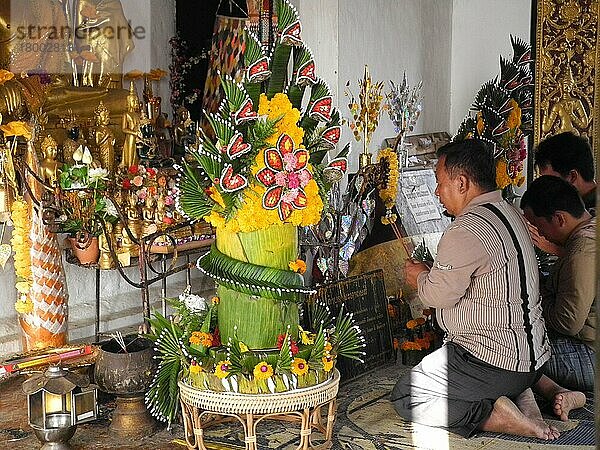 Betende  Gläubige im Wat Chom Si  Tempel auf Hügel Phi Si  Tempel in Luang Prabang  Provinz Luang Prabang  Laos  Asien