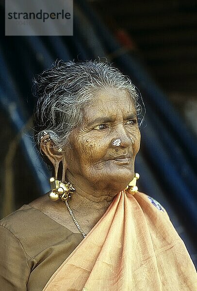 Eine alte Frau trägt Tandatti  einen großen Ohrring  um ihr Ohr zu verlängern  in Madurai  Tamil Nadu  Indien  Asien