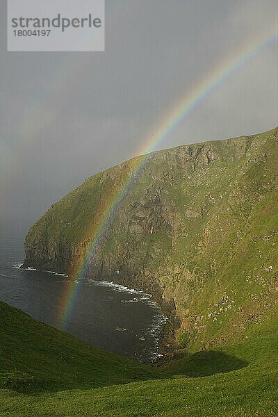 Ansicht des doppelten Regenbogens über dem Lebensraum der Küstenklippen  Hermaness  Unst  Shetland-Inseln  Schottland  August