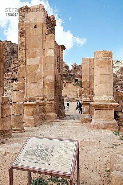 Temenos-Tor  aus römischer Zeit  Archäologischer Park Petra  Jordanien  Kleinasien  Asien
