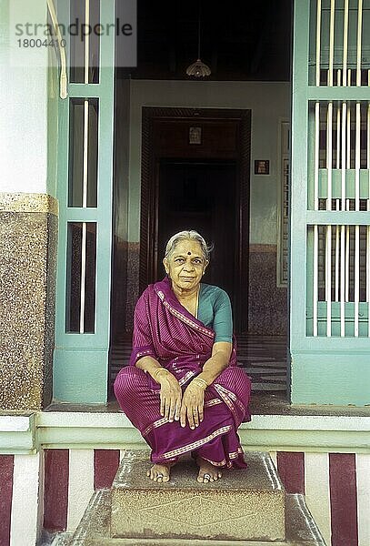 Bramin  Eine alte Dame sitzt vor ihrem Agraharam-Haus in Sundarapandiapuram bei Courtallam  Tamil Nadu  Indien  Asien
