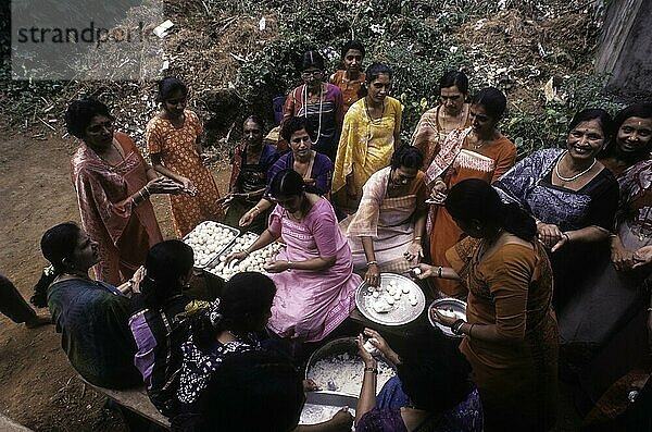 Kodava-Frauen bei der Herstellung eines Reisballs  Kadamputtu  während des Huthri-Festes  Kodagu  Karnataka  Indien  Asien